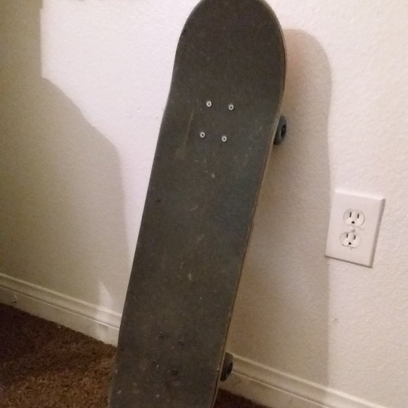 I'm selling a baker skateboard it has a few scratches but it's in good shape - Picture 1 of 1